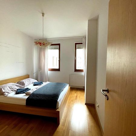 Central Apartment With Balcony Budapest Esterno foto