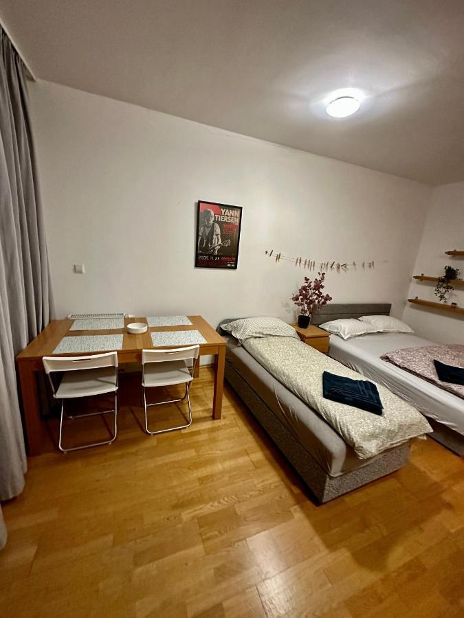 Central Apartment With Balcony Budapest Esterno foto