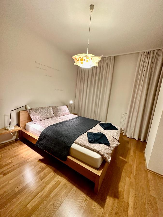 Central Apartment With Balcony Budapest Esterno foto