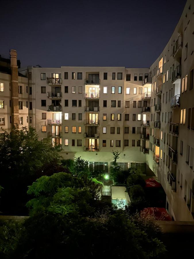Central Apartment With Balcony Budapest Esterno foto