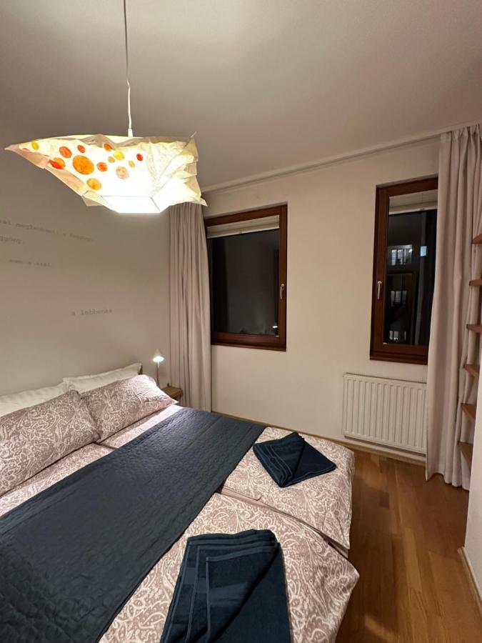 Central Apartment With Balcony Budapest Esterno foto