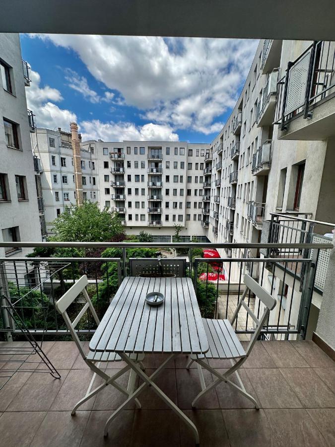 Central Apartment With Balcony Budapest Esterno foto
