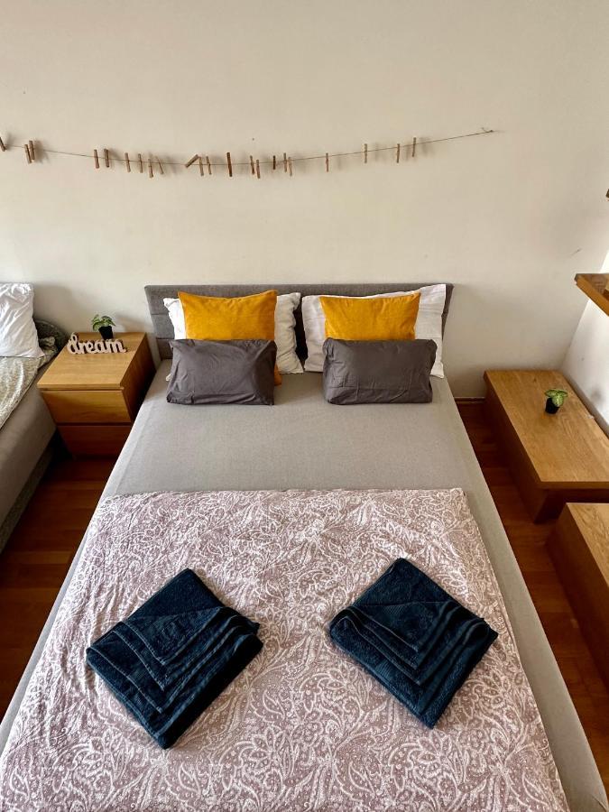 Central Apartment With Balcony Budapest Esterno foto