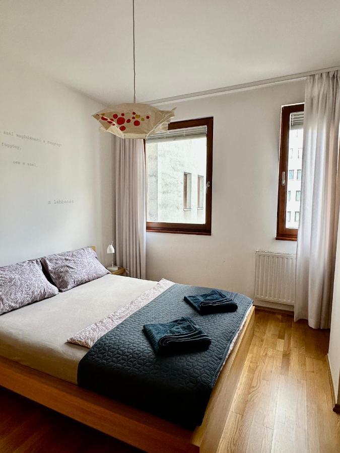 Central Apartment With Balcony Budapest Esterno foto