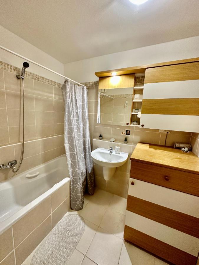 Central Apartment With Balcony Budapest Esterno foto