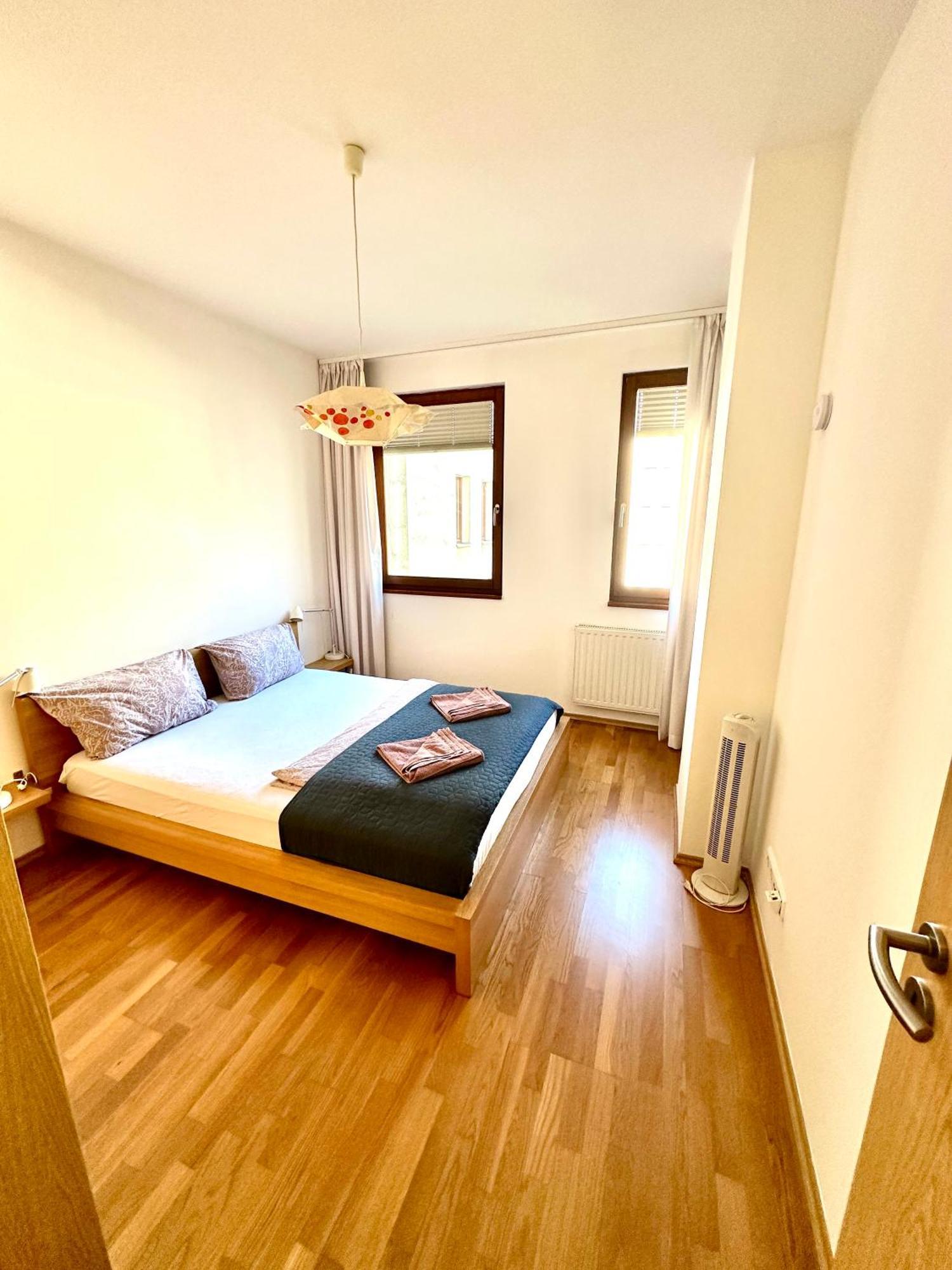 Central Apartment With Balcony Budapest Esterno foto