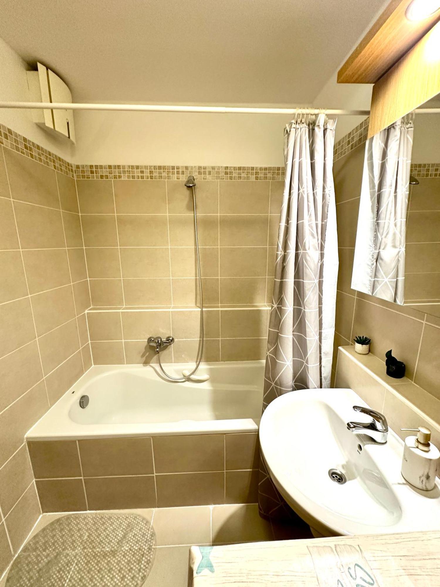 Central Apartment With Balcony Budapest Esterno foto