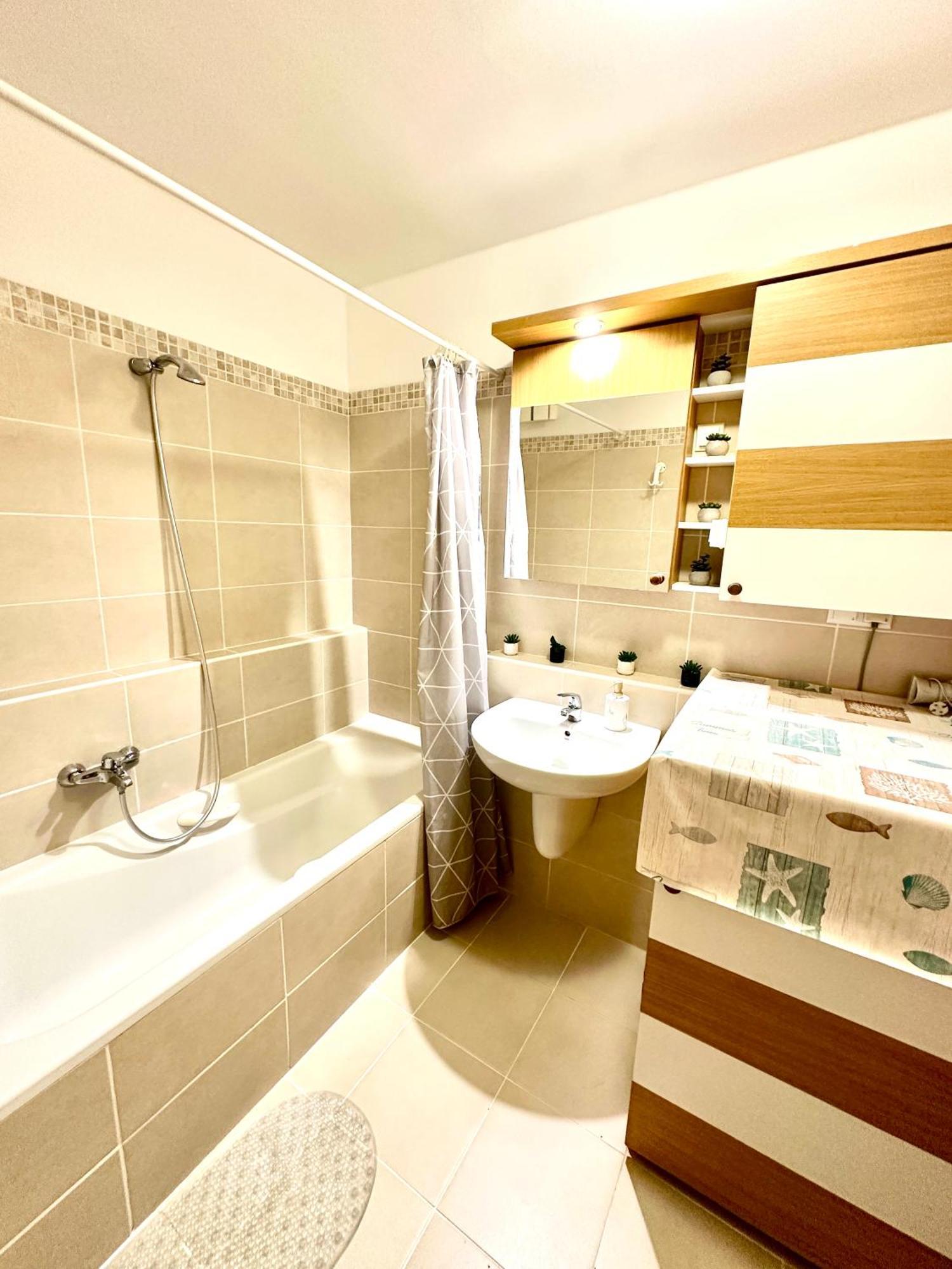 Central Apartment With Balcony Budapest Esterno foto