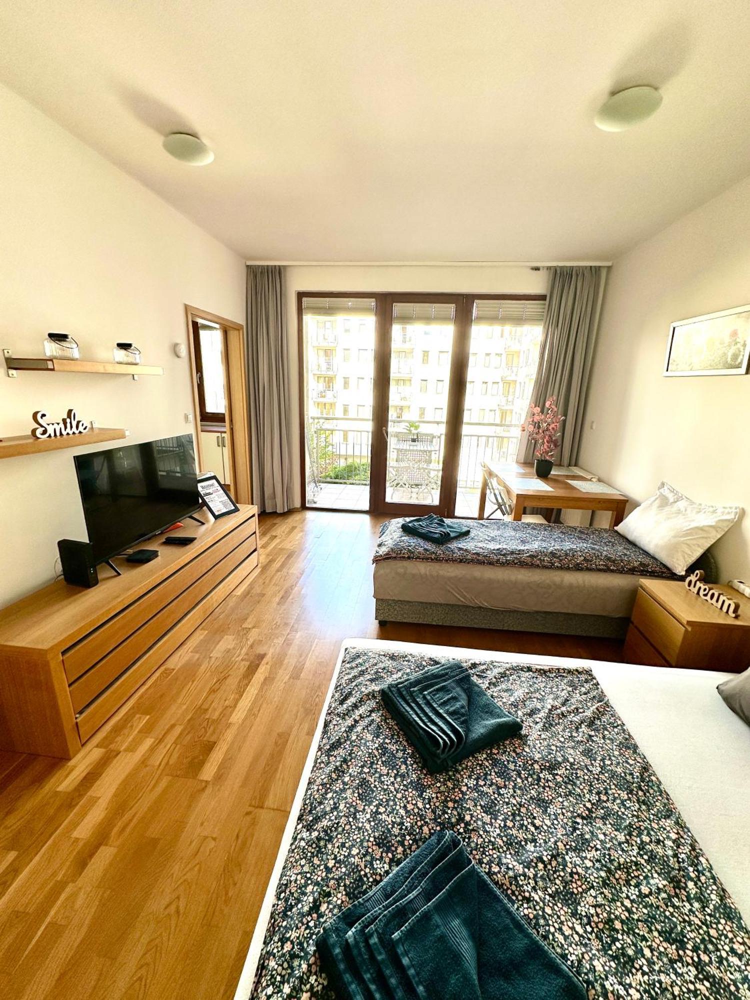 Central Apartment With Balcony Budapest Esterno foto