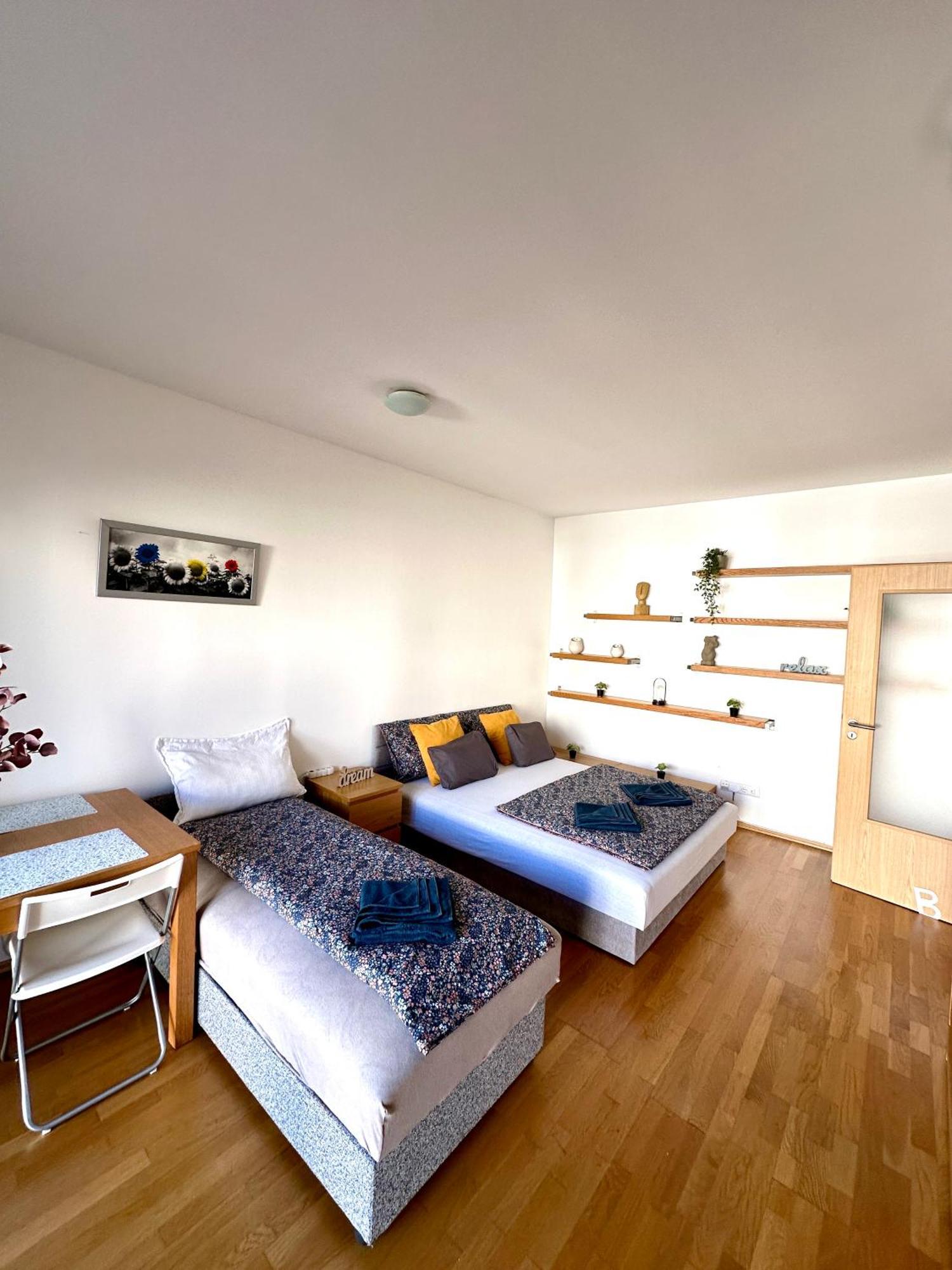 Central Apartment With Balcony Budapest Esterno foto