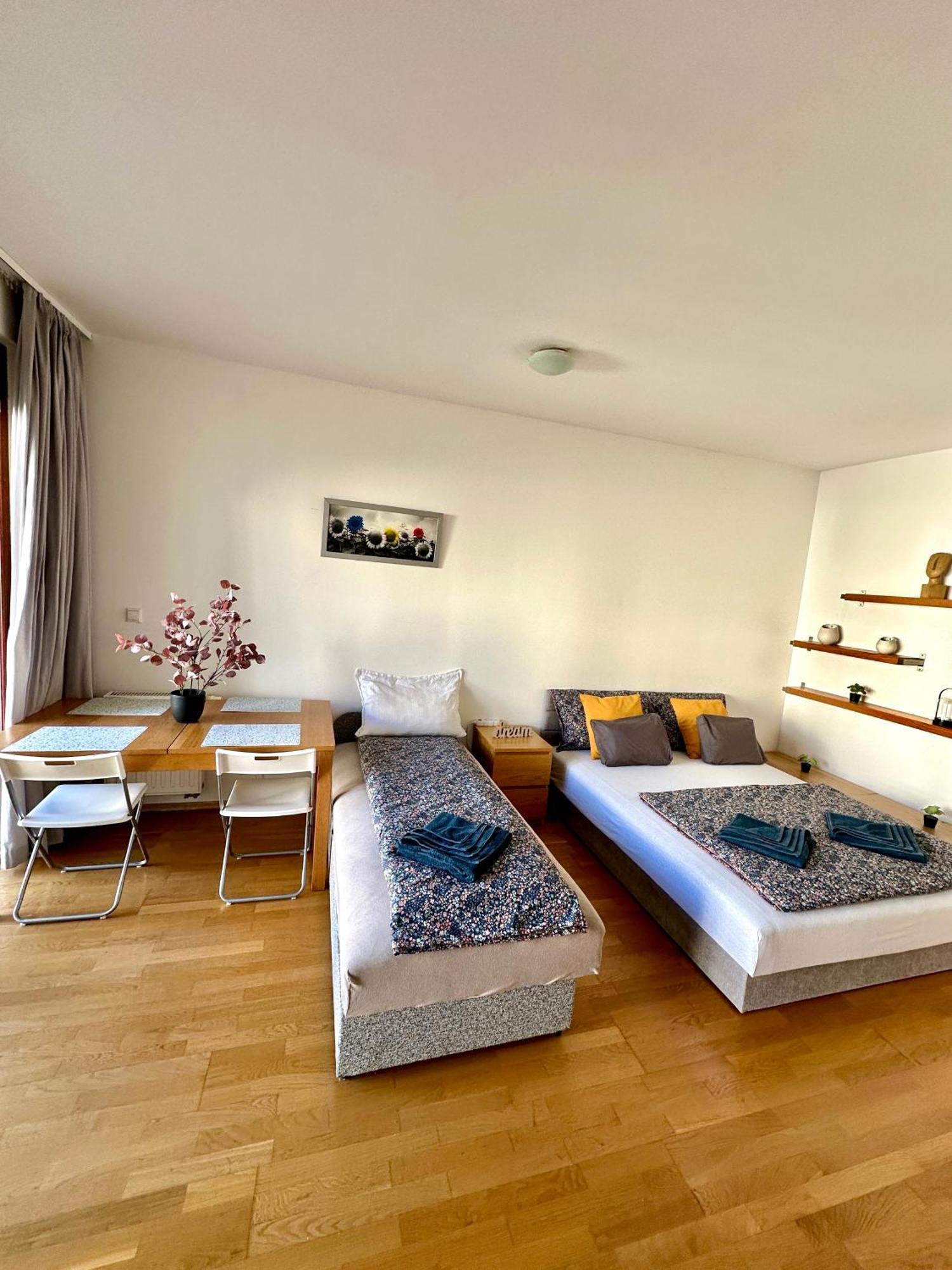Central Apartment With Balcony Budapest Esterno foto