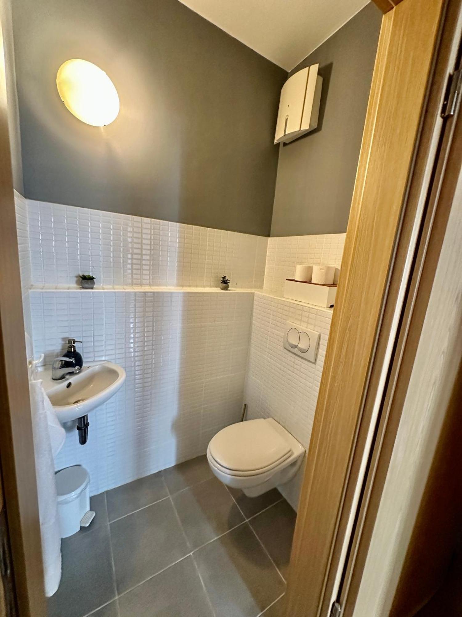 Central Apartment With Balcony Budapest Esterno foto