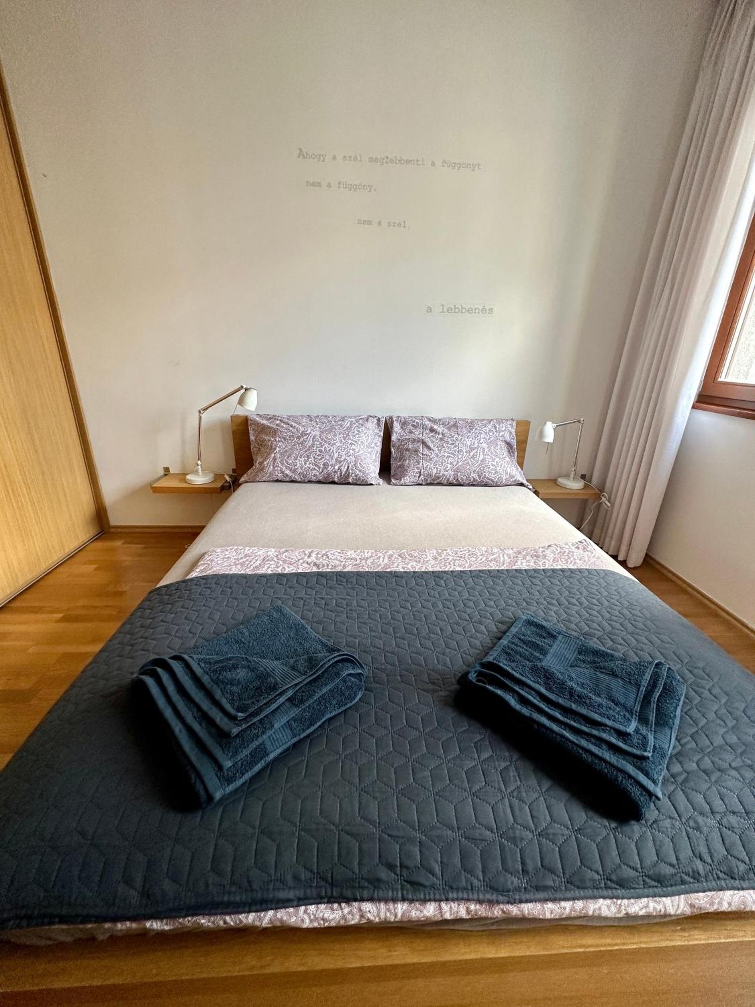 Central Apartment With Balcony Budapest Esterno foto