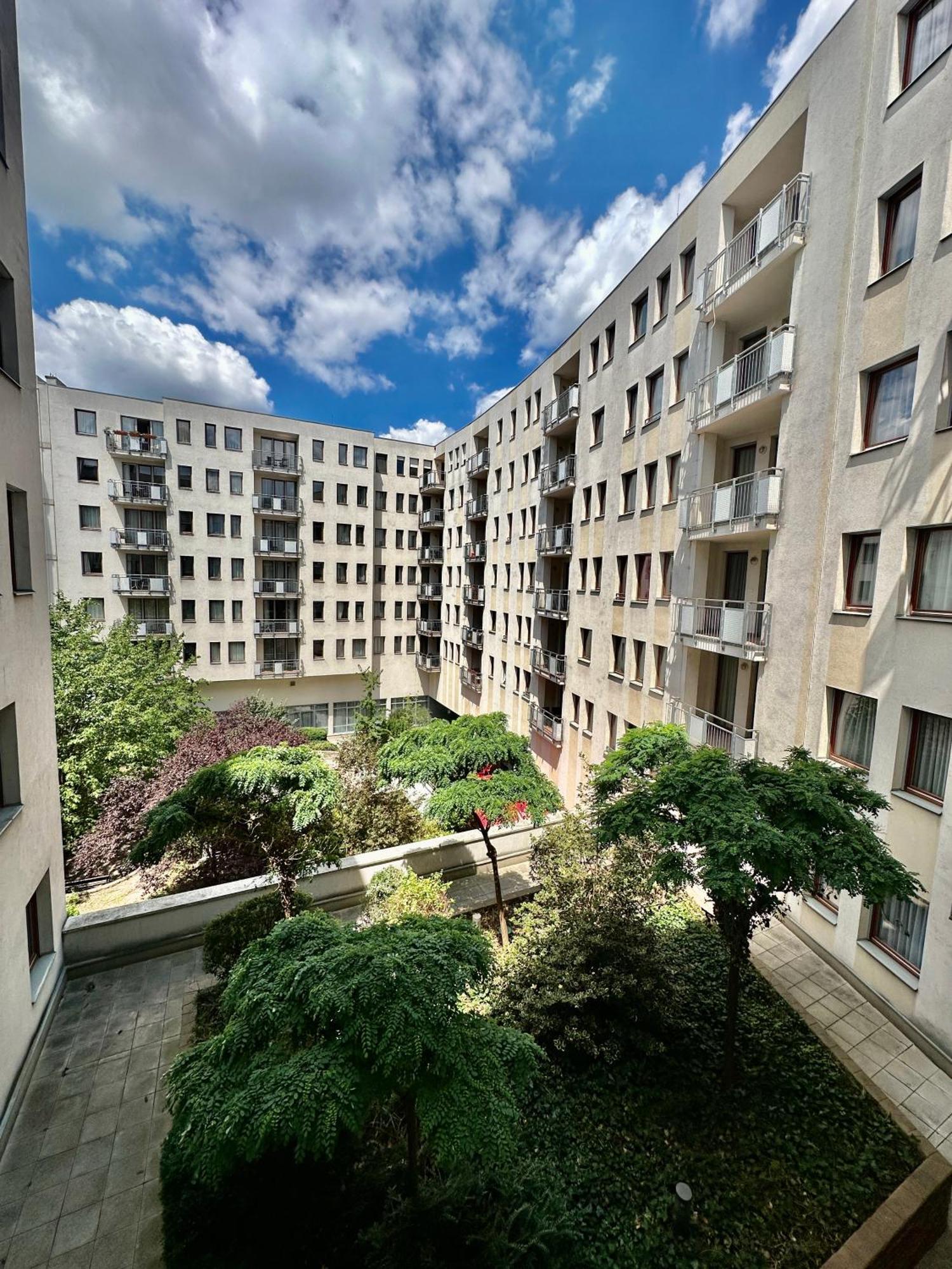 Central Apartment With Balcony Budapest Esterno foto