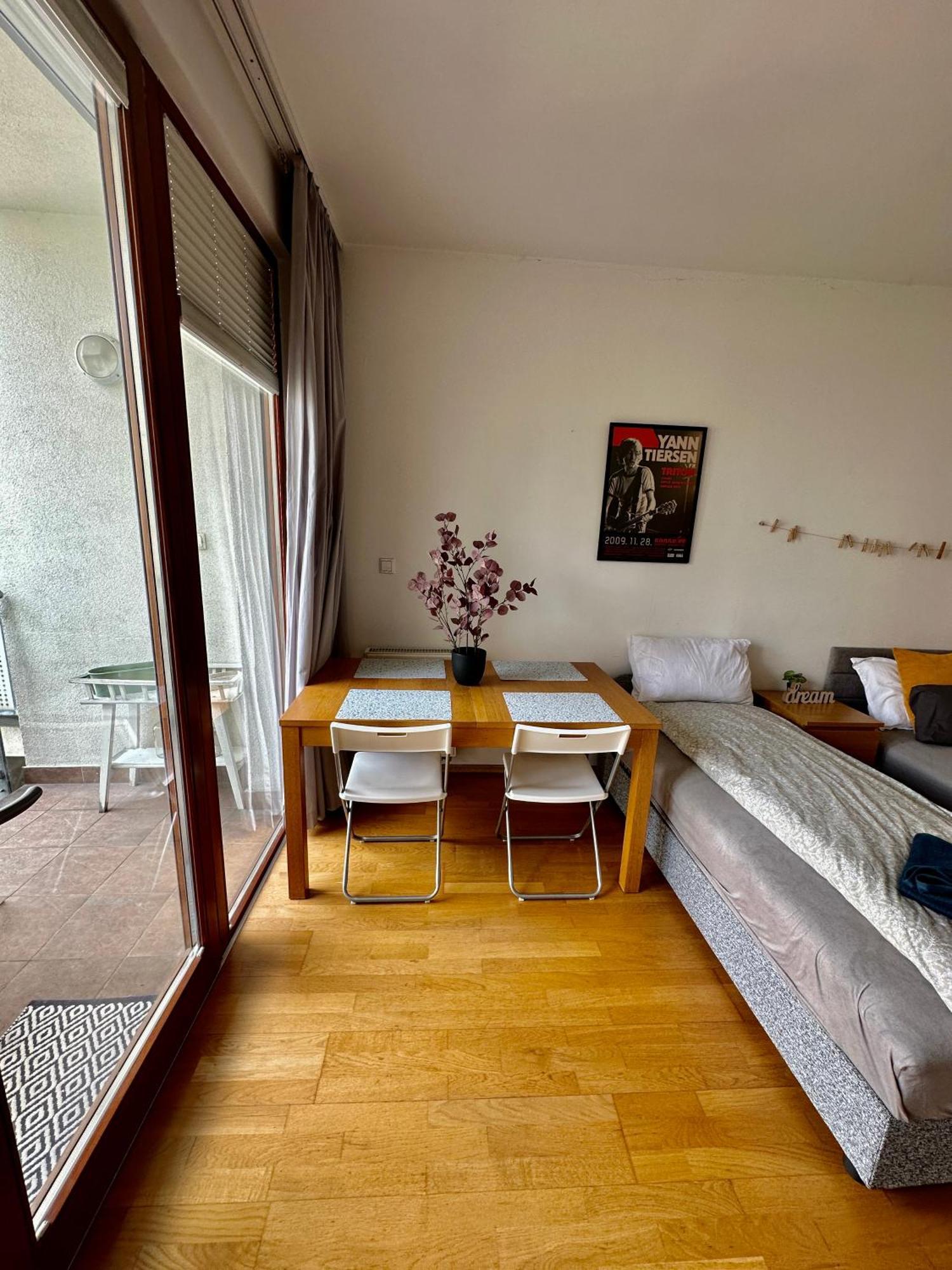 Central Apartment With Balcony Budapest Esterno foto