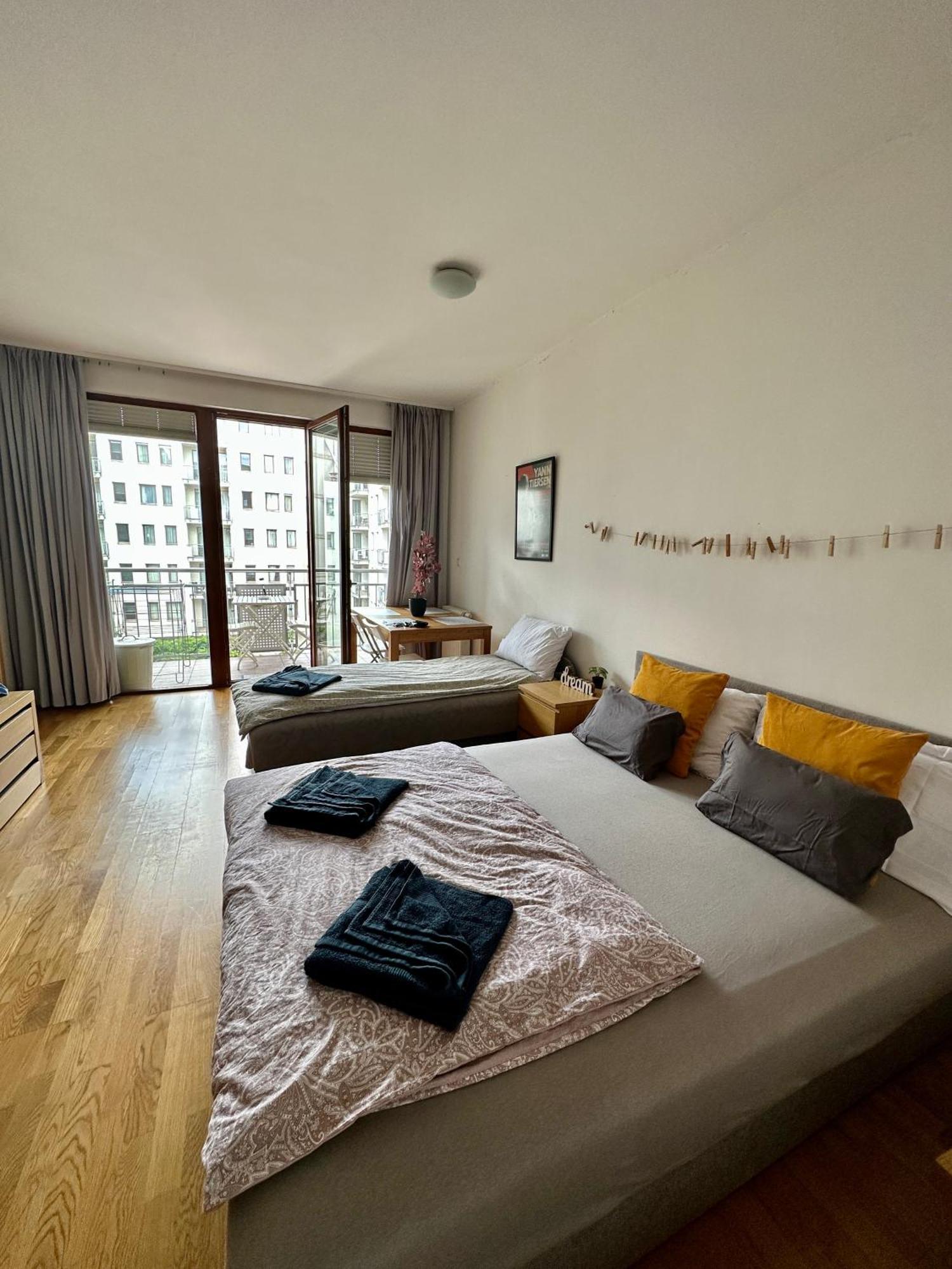Central Apartment With Balcony Budapest Esterno foto