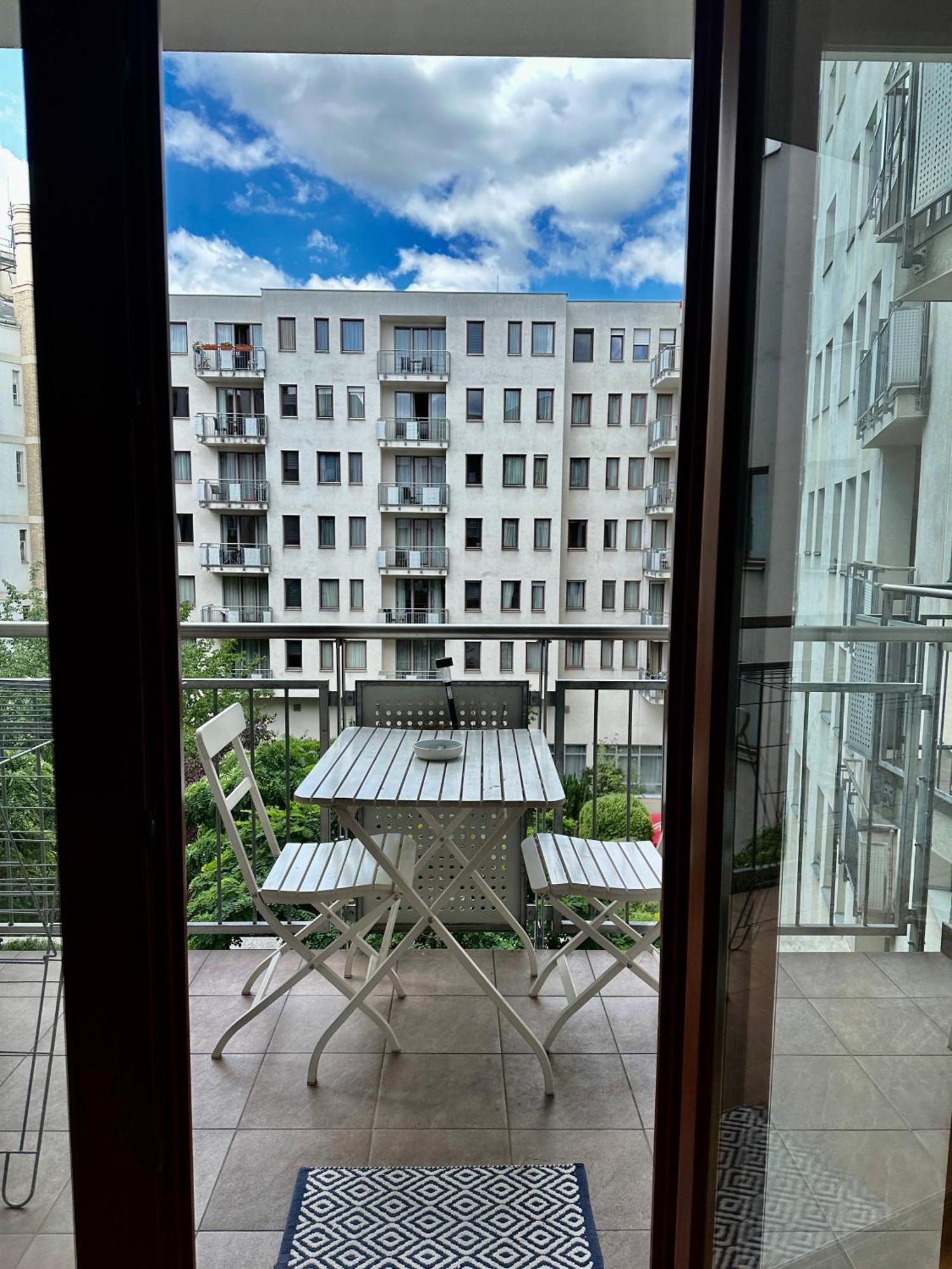 Central Apartment With Balcony Budapest Esterno foto