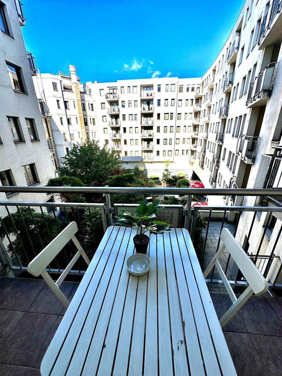 Central Apartment With Balcony Budapest Esterno foto